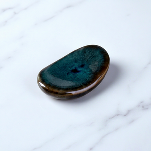 Reposacucharas de cerámica brillante, color azul verdoso, esmaltado, ovalado, para uso en la cocina y la mesa. - Product Image 1