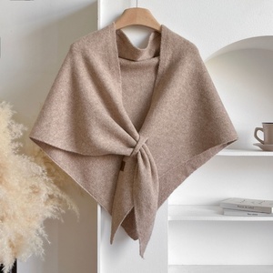 Elegante chal triangular de punto con nudo cruzado, de color liso, mezcla de lana suave, para mujer, bufanda cálida de invierno, tipo bandana, capa pequeña. - Product Image 3