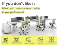 Cloison de séparation de bureau modulaire avec panneau en verre dépoli et cadre en bois pour une mise en place contemporaine de poste de travail en cubicle