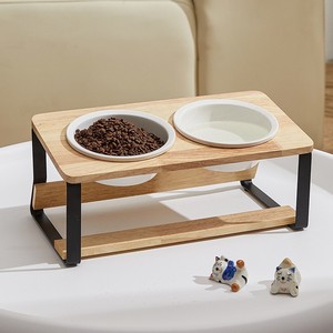Support en bois pour gamelles de chat, double gamelle en céramique, support incliné pour gamelles de chat avec protection du cou, support anti-renversement pour gamelles d'animaux - Product Image 3
