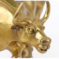 Vente en gros de statue de taureau imitation métal vieilli chargement OEM/ODM Sculpture financière Fengshui décor de bureau/banque mur en acier laiton