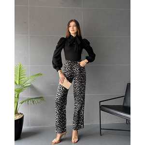 Chemisier élégant en satin noir pour femme avec col lacé, manches bouffantes, détail noué, coupe ajustée élastique – Idéal pour les soirées - Product Image 1