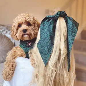 Mode Unieke Zijde Print Logo Huisdier Scrunchies Haar Banden Elegante Kraag Bandana Hond