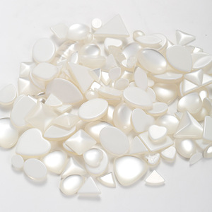 Aplique de Perlas Falsas de Media Pieza, Forma Irregular, Base Plana Blanca, Accesorio para Pinzas de Pelo DIY, Estilo Moderno - Product Image 1
