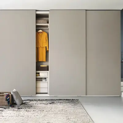 خزانة ملابس ميلامين خشبية بمرآة منزلقة ذات 3 أبواب ورمادية مخصصة لغرفة النوم