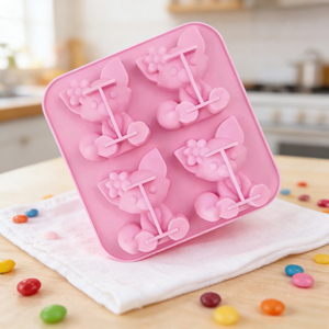 <span class=keywords><strong>Stampo</strong></span> in Silicone a Forma di Orso Fragola con 4 Cavità per Sapone, Resina, Candele Fai-da-Te - Usa e Getta per Pasticceria Casalinga - Product Image 3