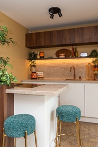 Meuble <span class=keywords><strong>de</strong></span> <span class=keywords><strong>bar</strong></span> <span class=keywords><strong>de</strong></span> cuisine moderne avec tabourets assortis, unités supérieures en bois et inférieures blanches pour espaces <span class=keywords><strong>de</strong></span> vie compacts - Product Image 3