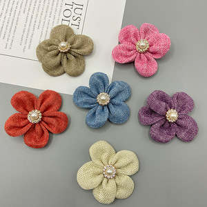 Flor de Tela Hecha a Mano de Cinco Pétalos de 6cm con Centro de Perlas, Accesorio Decorativo para el Cabello y Ropa, Patrón de Camelia, Joyería Artesanal - Product Image 1