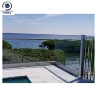 Système de balustrade moderne avec panneaux en verre trempé et structure durable pour villas, maisons et appartements