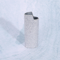 Le nouveau briquet J6 présente un boîtier métallique serti de diamants et une conception luxueuse résistante aux chocs.