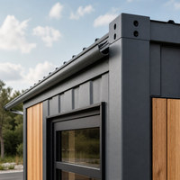 Maison modulaire de style luxueux avec murs en verre, terrasse extérieure et aménagement flexible