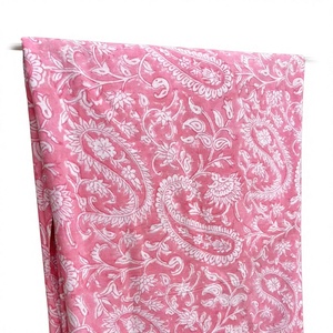 Tela de Algodón con Estampado Paisley Rosa y Blanco, Tela de Algodón Orgánico con Estampado Floral, Tela India Hecha a Mano, Suave y Transpirable - Product Image 1