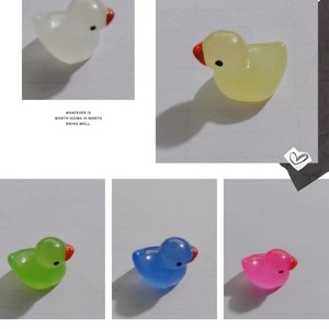 Figurine d'animal miniature colorée en forme de canard pour enfants, décoration suspendue en résine, ornement miniature 3D en résine - Product Image 3
