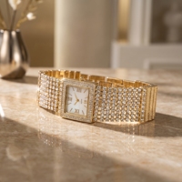 Montre Femme Luxe Or Doré avec Bracelet Tennis Entièrement Sertie de Diamants et Strass, Cadran Rectangulaire en Nacre et Quartz Cristal