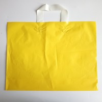 Vente en gros de sacs à provisions en PE noir thermoscellés avec impression offset à long manche pour l'emballage de vêtements étanches avec logo