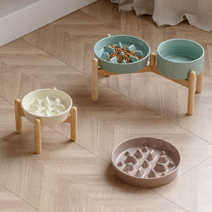 Ensemble de deux gamelles surélevées en céramique pour animaux de compagnie avec support en bois, gamelle anti-étouffement pour chat, protection du cou, anti-renversement - Product Image 1