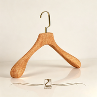 Accessoires de quincaillerie de luxe couleur or pour la présentation de vêtements sur cintres recouverts de tissu orange