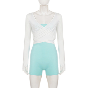 Conjunto de dos piezas para mujer: mono halter deportivo estilo americano con bloques de color y patchwork en tonos dulces, y camiseta de sobreposición. - Product Image 6
