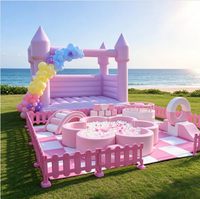 Ensemble d'équipements de jeux gonflables pastel rose avec château gonflable, piscine à balles fleurie et manège pour enfants, idéal pour la location de fêtes d'anniversaire