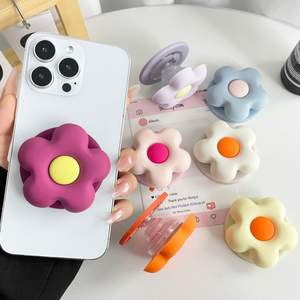 ที่วางโทรศัพท์แบบแม่เหล็กยืดหดได้ ลายการ์ตูนดอกไม้ น่ารักสำหรับสาวๆ - Product Image 4