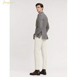 Traje <span class=keywords><strong>de</strong></span> <span class=keywords><strong>Hombre</strong></span> Gris a Cuadros <span class=keywords><strong>de</strong></span> Lana Mezclada con Doble Botonadura - Chaqueta Ajustada y Pantalones Blancos <span class=keywords><strong>para</strong></span> Boda, Negocios o Eventos Semi-Formales - Product Image 2