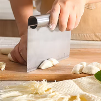 2024 vente chaude grattoir à farine en acier inoxydable et hachoir dans les outils de cuisson de cuisine domestique coupe-crème à gâteau