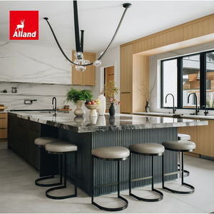 ตู้ครัวดีไซน์รูปตัวยูแบบผสมผสานลายไม้ธรรมชาติ พร้อมบานพับปิดแบบนุ่มนวล และไอส์แลนด์สีดำลายริ้ว - Product Image 5