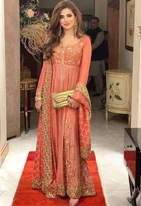 Diseñador de prendas de fiesta indias/pakistaníes con bordados en un impresionante vestido largo hasta el suelo para fiestas y bodas=2020 - Product Image 2