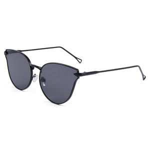 แว่นกันแดดผู้หญิงโลโก้แบบกำหนดเอง เลนส์ PC ป้องกันรังสียูวี 400 ทรงแคทอาย แฟชั่นสำหรับการเดินทาง ป้องกันแสงแดด สีทอง เงิน ดำ - Product Image 5