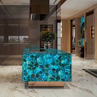 Planche de comptoir de cuisine ou de bar en quartz apatite bleu naturel de luxe sur mesure, rétroéclairée