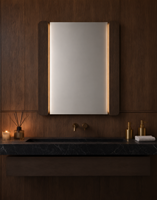 Miroir de salle de bain rectangulaire sur mesure en gros avec panneaux latéraux en bois foncé et lumière chaude pour projets hôteliers et commerciaux