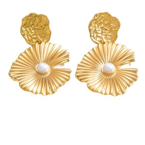 ต่างหูรูปทรงดอกไม้ประดับมุก ชุบทอง 18K ประดับขอบแบบ Bezel Setting เครื่องประดับสำหรับงานปาร์ตี้ รุ่น EH11480 - Product Image 5