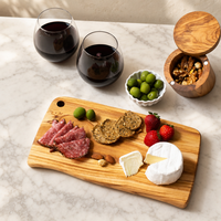 Planche à découper en bois d'olivier avec trou de suspension aux coins pour la préparation culinaire et le service de fromages, idéale pour la cuisine et la salle à manger.