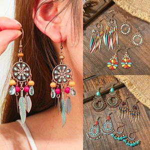Pendientes étnicos hechos a mano de metal, largos, con borlas florales y cuentas, accesorios de moda para el estilo de vacaciones de primavera y verano. - Product Image 4