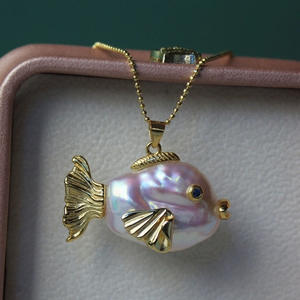 Bijoux Zhixuan Série Océan Rétro Nouvelle Mode Chaîne de Clavicule <span class=keywords><strong>Poisson</strong></span> <span class=keywords><strong>Rouge</strong></span> Plaqué Or en Laiton avec Pierre Principale en Perle - Product Image 3