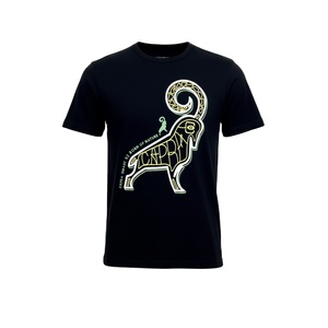 Camiseta de manga corta y cuello redondo, hecha de tela TC n.º 34S/J, 150-160 g/m², en color negro, con un diseño estampado en la parte delantera. negro - Product Image 1