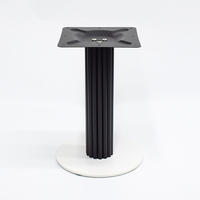 Table à manger ronde à motif marbré imprimée en 3D, base de table en fer, utilisée dans les hôtels et les cafés.