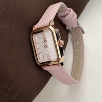 Cette montre carrée simple de style coréen est dotée d'un bracelet en cuir féminin, petit et exquis. C'est un étudiant de niche avec un...