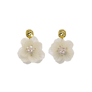 Pendientes de Moda con Diseño de Flor Blanca, Acero Inoxidable 316L, Baño de Oro PVD, Resistentes y Sostenibles - Product Image 2