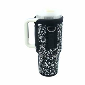 Bolsa Aislante Personalizada de Fábrica para Vaso Stanley de 40 oz con Correa de Hombro Ajustable y Funda de Neopreno con Pedrería - Product Image 3