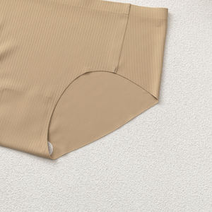 Intimo Femminile Personalizzato Traspirante in Tinta Unita, Lingerie Ultra Sottile in Seta, Slip Sexy a Vita Media Taglie Forti - Product Image 5