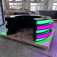Bureau de studio de diffusion de nouvelles de forme ronde incurvée, écran LED, émissions télévisées, bureau de réception noir