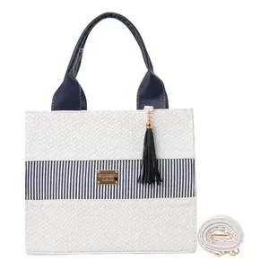 Borsa tote da donna Fana in rattan fatta a mano, a righe bianche e blu navy, di forma quadrata, con tracolla a catena per uso quotidiano - Product Image 4