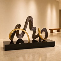Sculpture abstraite moderne en acier inoxydable doré martelé, motif ruban, pour commande en gros, idéale pour hall d'hôtel et usage commercial