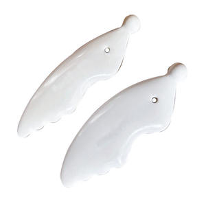Massaggiatore animale caldo di colore bianco a forma di pesce in ceramica Gua Sha raschiando strumento di massaggio per massaggiatore di occhi - Product Image 1
