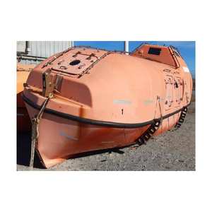 Bote Salvavidas Cerrado Usado con Kits de Hipotermia y Suministros de Primeros Auxilios Recientemente Reemplazados que Cumplen con las Normas de Seguridad Marítima Actualizadas - Product Image 1