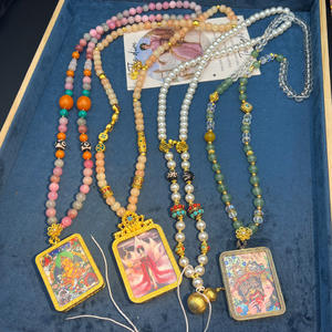 Chaîne en laine pour femme sportive Khakiram, longue, perlée, multicolore, avec fleurs en forme de gourde et motif macaron rouge - Product Image 3