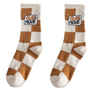 Chaussettes hautes tendances personnalisées pour garçons Chaussettes en coton absorbant la sueur Chaussettes d'automne antidérapantes Chaussettes régulières Crew avec logo personnalisé pour garçons - Product Image 2