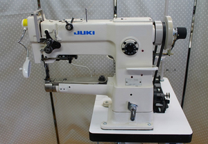 Máquina <span class=keywords><strong>de</strong></span> <span class=keywords><strong>coser</strong></span> industrial Juki 246 <span class=keywords><strong>de</strong></span> segunda mano con cama cilíndrica, arrastre por pie y <span class=keywords><strong>mesa</strong></span> - Product Image 6