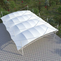 Abri de voiture en membrane tendue durable pour l'aménagement de parkings publics en extérieur